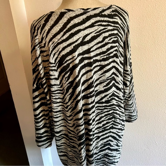 Torrid lightweight knit sweater zebra pattern black gray sz 3X good condition - Picture 3 of 4